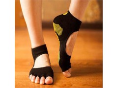 9445 calcetines de yoga negro y amarillo.jpeg